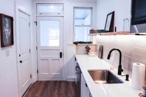 Downtown Retreat - 2BR Oasis