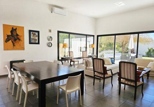 Moderna casa en Chacras de Coria con pileta