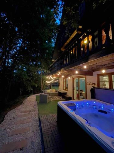 Chalet Mont Cascades w/ Spa & Fibre Optic Internet in Cantley (QC)