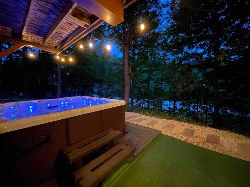 Chalet Mont Cascades w/ Spa & Fibre Optic Internet in Cantley (QC)