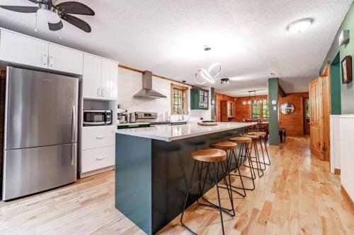Chalet Mont Cascades w/ Spa & Fibre Optic Internet in Cantley (QC)
