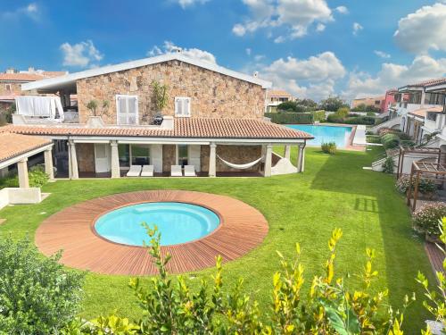 LIKE at HOME n 11 Poolside Paradise Patio · Palau