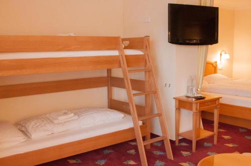 1 queen bed, 1 bunk bed