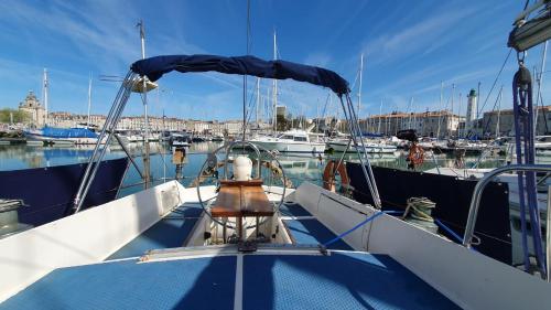 Nuits au Port - Vieux port - Voilier à quai Westerly - Hôtel - La Rochelle