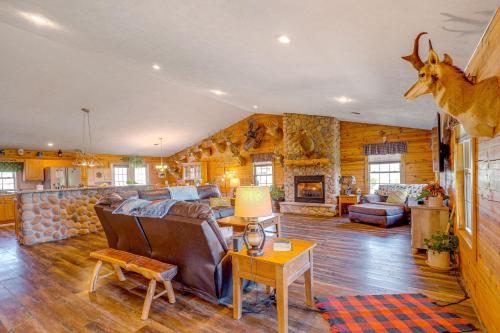 Spacious Ozarks Family Home - Private Pool and Grill in Bourbon, USA