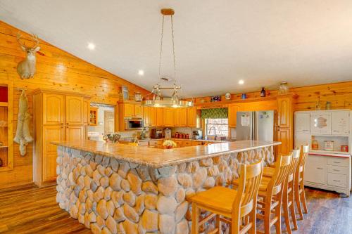 Spacious Ozarks Family Home - Private Pool and Grill in 古巴