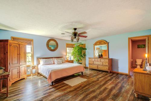 Spacious Ozarks Family Home - Private Pool and Grill in 古巴