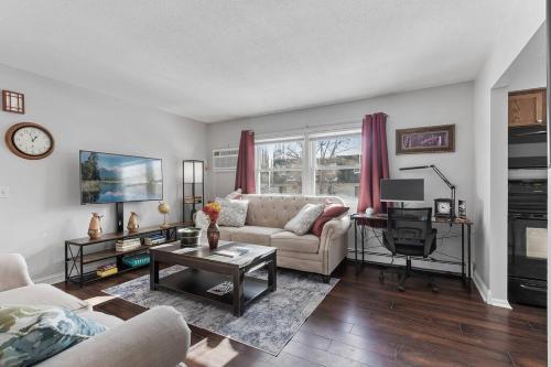 Tranquil 2BR Apt NE Mpls - 8073 Apt 4, Minneapolis