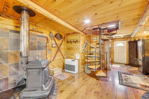 Rustic Searsport Cabin: Loft + Sunroom on 10 Acres in Orono (Maine)