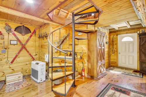 Rustic Searsport Cabin: Loft + Sunroom on 10 Acres in Orono (Maine)