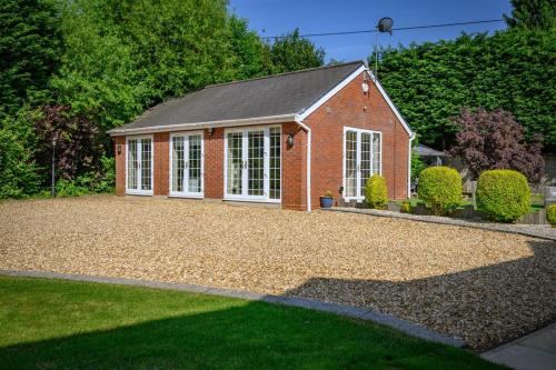 Relaxing Stay at Stratford-upon-Avon 4BR Family Mansion on 1 acre with Swim Spa, Gym & BBQ in Beaudesert