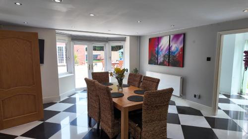 Stratford 4 BR Family Mansion with Pool, Gym  BBQ in Beaudesert