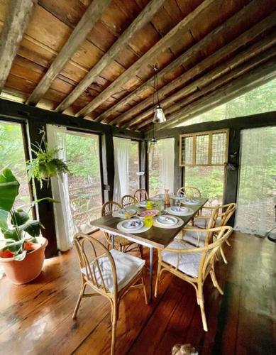 Nature Retreat w/ Sunroom Gazebo in Cantley (QC)
