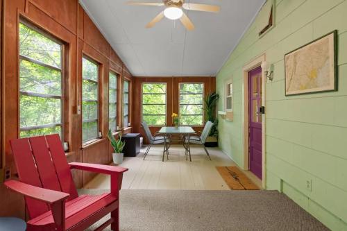Harpers Ferry Cottage Hot Tub, WiFi, Dog-Friendly in Harpers Ferry, USA