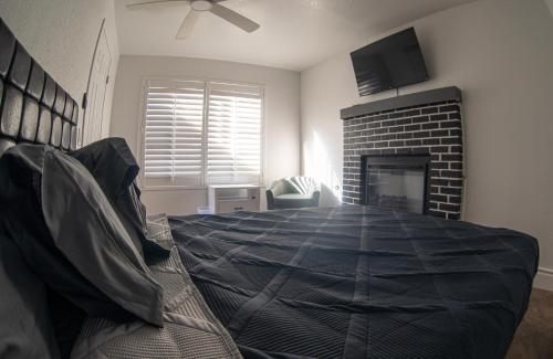 Comfy Expansive Home - Near the Strip - Heated Pool