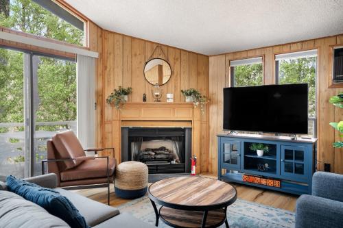 Cabin w Hot Tub, Indoor Pool / Gym Access, & WiFi in Hedgesville, USA