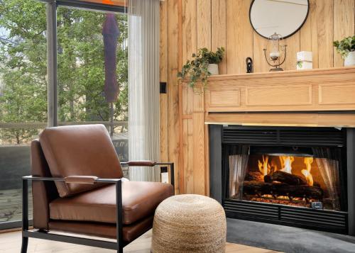 Cabin w Hot Tub, Indoor Pool / Gym Access, & WiFi in Hedgesville, USA