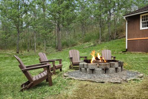 Creekside Cabin w Hot Tub, Fire Pit, Grill, WiFi!