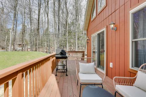 Lake Wallenpaupack Fall Getaway with Deck! in Lake Ariel, USA