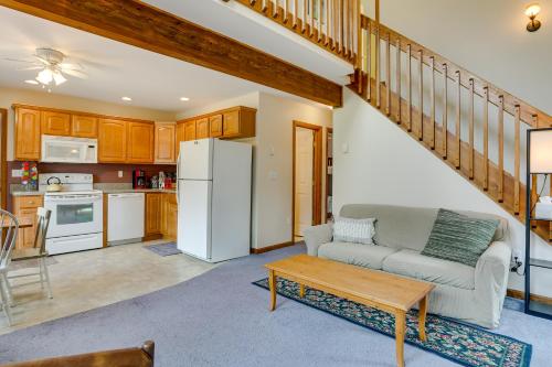 Lake Wallenpaupack Fall Getaway with Deck! in Lake Ariel, USA