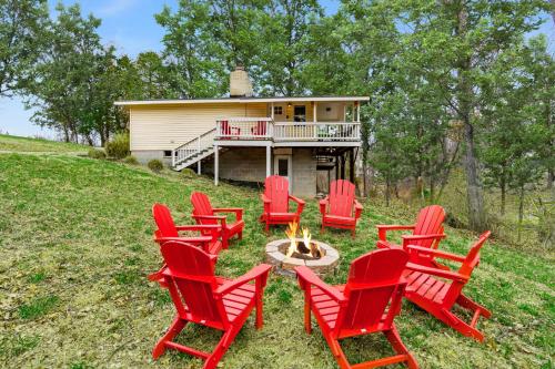 Harpers Ferry Cabin w Hot Tub, Huge Deck, Firepit, & WiFi!