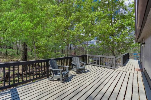 Balcony/terrace, Hot Tub, Wraparound Deck, & WiFi at Chalet Cabin in Inwood (WV)