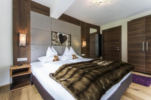 1 queen bed, 1 sofa bed