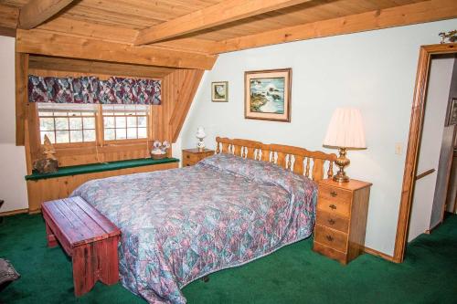 Bear lodge #1541 in Fawnskin, USA