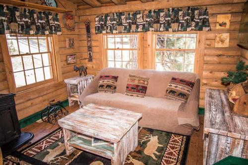 Bear lodge #1541 in Fawnskin, USA