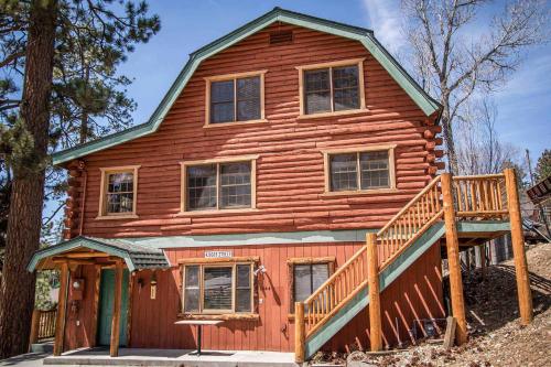 Bear lodge #1541 in Fawnskin, USA