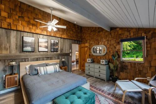 Log cabin w riverfront & hot tub in Rileyville