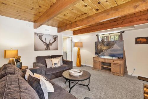 CHIPPERS LODGE #2302 in Big Bear Lake, USA