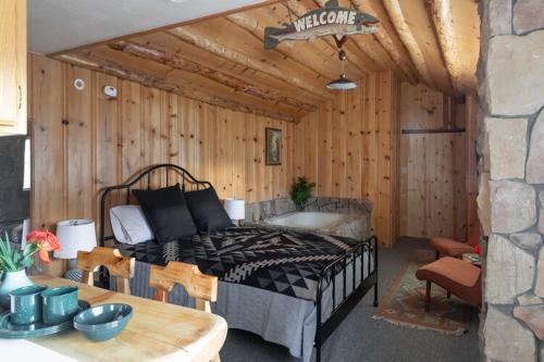 Oak knoll studio with jacuzzi unit 15 #2412 in Big Bear Lake, USA
