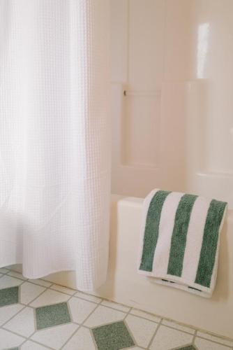Oak knoll studio with jacuzzi unit 15 #2412 in Big Bear Lake, USA