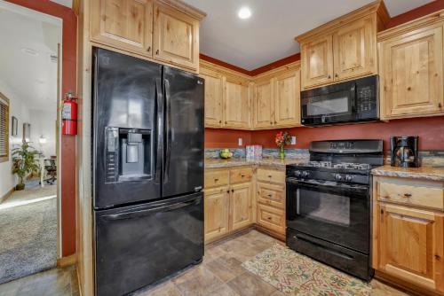 Knotty pines log cabin #2414 in Big Bear City, USA