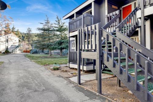 Lakeside retreat #2365