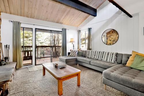Slopeside views chalet #2195 in Big Bear Lake, USA