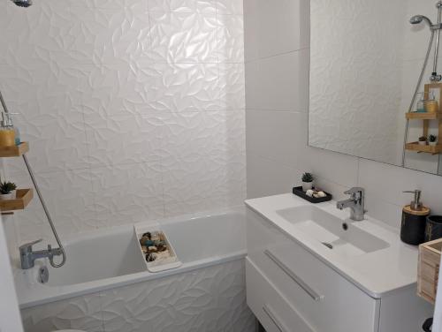 Bathroom, Appartement cosy au calme a cote du zoo avec balcon et parking securise in Saint-Eloi