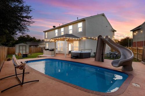 5BD Trendy Home w Pool and Hot Tub in San Antonio, USA