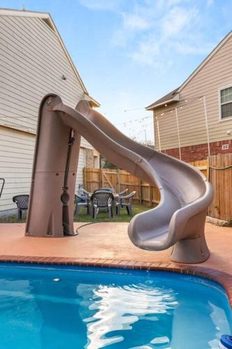 5BD Trendy Home w Pool and Hot Tub in San Antonio, USA