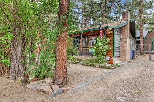 Cozy bear cabin #2295 in Big Bear City, USA