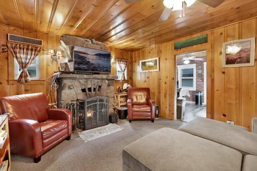 Old school log cabin #2340 in Big Bear City, USA