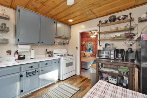 Old school log cabin #2340 in Big Bear City, USA