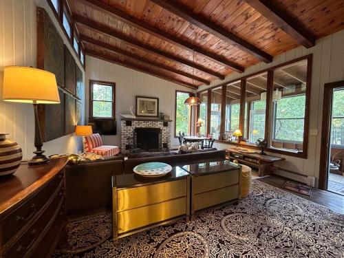 Beautiful, comfortable home by the Mountain in Bearsville, USA