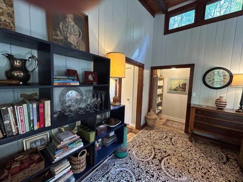 Beautiful, comfortable home by the Mountain in Bearsville, USA