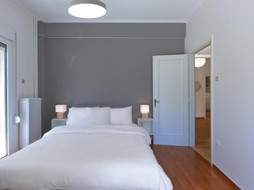 Chic Renovated Hideaway in Vibrant Square - main image