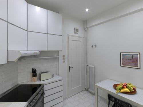 Chic Renovated Hideaway in Vibrant Square - image 10