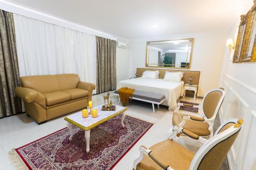 1 queen bed, 1 sofa bed