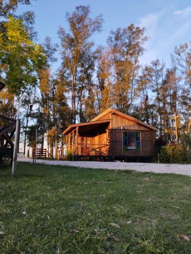 Cabaña frente a la laguna