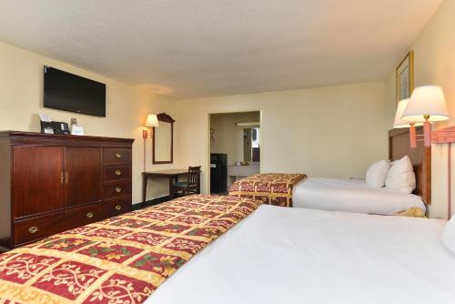 Queen Room with Two Queen Beds - Non-Smoking